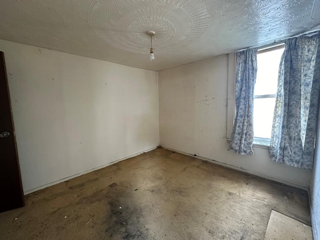 Lot: 95 - FREEHOLD BLOCK OF THREE FLATS - Flat two bedroom